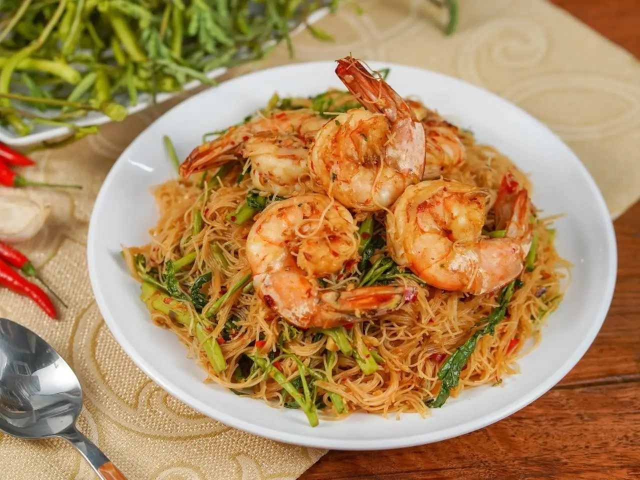 หมี่ผัดกระเฉดหมู/กุ้ง