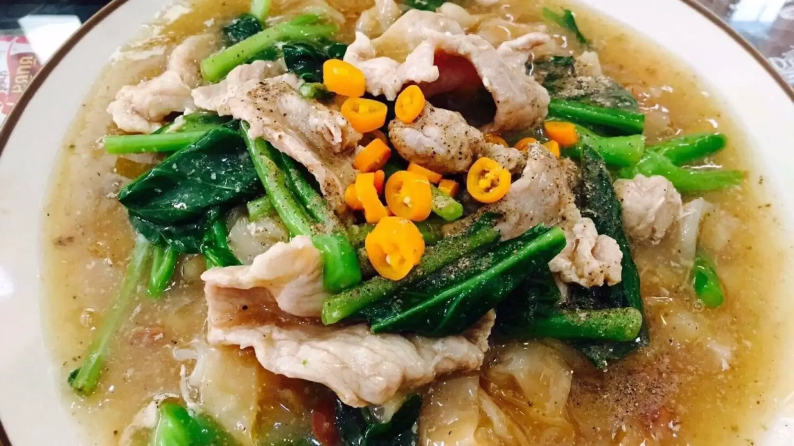 ราดหน้าหมูห่อไข่/ไข่น้ำ